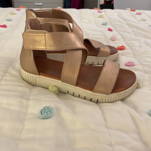 Girls rose gold velcro sandals. - Picture 3 of 4
